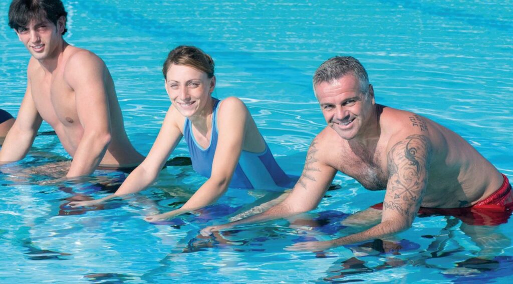 alt=»ayuda a domicilio» alt=»ayuda a domicilio» - Dónde Nadar en Madrid: Guía de Piscinas y Ejercicios para Personas Mayores
