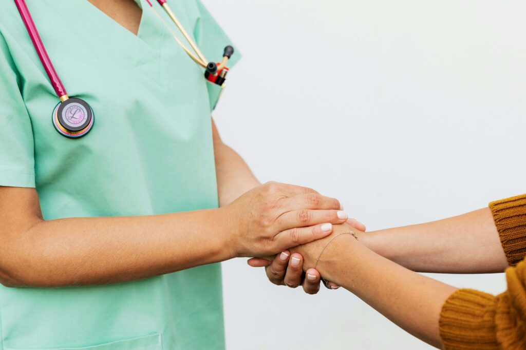 alt=»ayuda a domicilio» Acompañamiento Hospital Madrid
